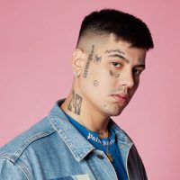 ¡Duki cada vez más cerca! Aparecen letras de canciones del argentino en el Metro de Santiago