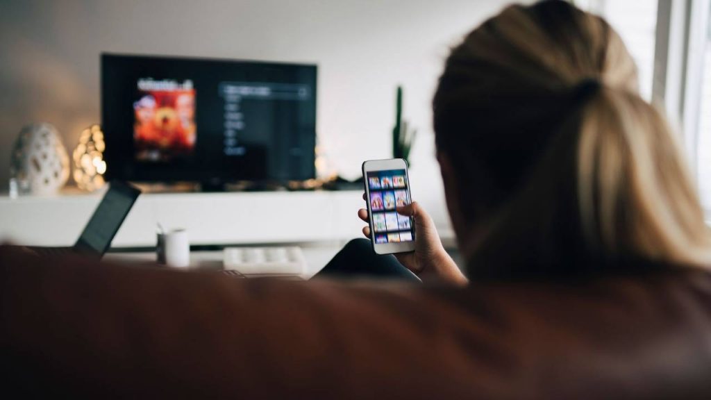 Cuenta la firme: ¿Eres de l@s que no puede soltar el celu cuando está viendo tele?