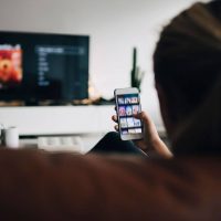 Cuenta la firme: ¿Eres de l@s que no puede soltar el celu cuando está viendo tele?