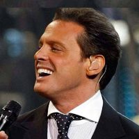 Luis Miguel en Aprietos de Salud durante su Gira en Chile: Trasladado de Emergencia a una Clínica