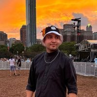 Día 3 de mucho Kpop: Mary con Javier bajo los colores del arcoíris en Lolla Chicago