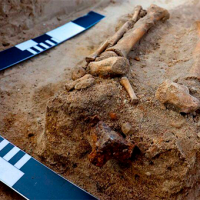 ¡Misterio desenterrado! El enigma del niño vampiro resuelto en antigua necrópolis polaca