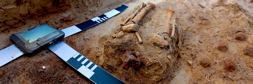 ¡Misterio desenterrado! El enigma del niño vampiro resuelto en antigua necrópolis polaca