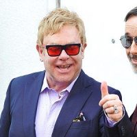 Elton John Retorna Triunfante a Casa Después de una Caída