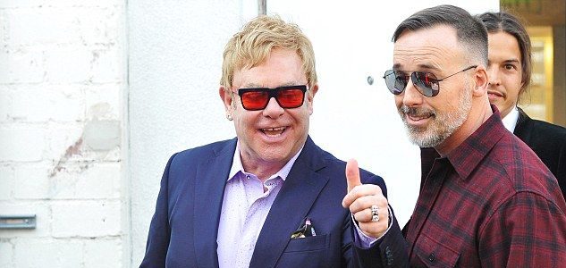 Elton John Retorna Triunfante a Casa Después de una Caída