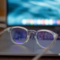 Estudio Desmiente Eficacia de Lentes con Filtro Azul para Proteger los Ojos de las Pantallas