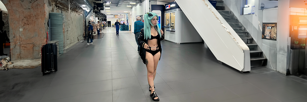 Modelo de OnlyFans Detenida en Aeropuerto por Atrevido Cosplay de Cyberpunk: Edgerunners