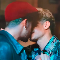 Queer Bunny. Benito y Gael García Bernal coquetean en "Cassandro"