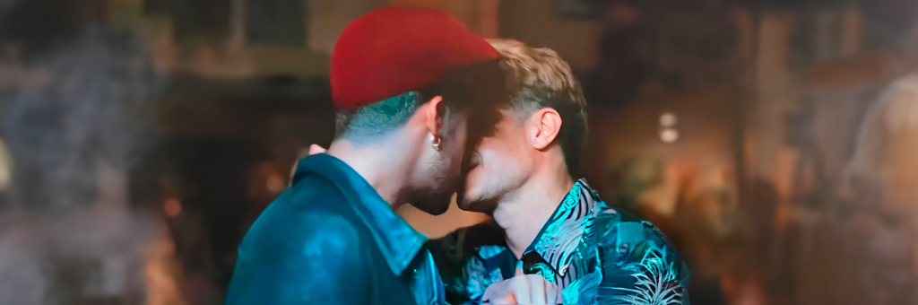 Queer Bunny. Benito y Gael García Bernal coquetean en “Cassandro”