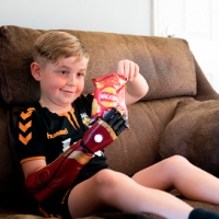 ¡El futuro es ahora! Niño recibe brazo prostético de Iron Man