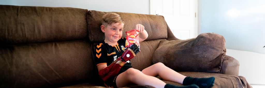 ¡El futuro es ahora! Niño recibe brazo prostético de Iron Man