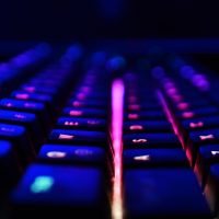 Ingenio en Acción: Pantalla LED Gigante Creada con 96 Teclados RGB