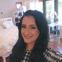 ¿Te sientes solito? Mujer arrienda un lado de su cama