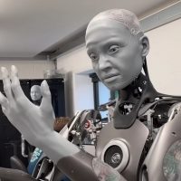 ¿TERMINATOR WHO? Robot Humanoide Incomoda al Reconocerse en el Espejo