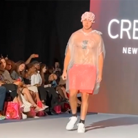 ¡Desfile de la discordia en Nueva York! YouTuber sorprende a todos al irrumpir en pasarela con una bolsa de basura