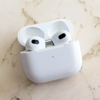 ¡Lleva la música dentro suyo! Mujer se traga un AirPod pensando que era una vitamina