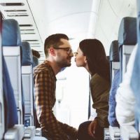 Arrestan a pareja que fue sorprendida manteniendo relaciones en un avión que volaba rumbo a Ibiza