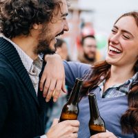 ¿El Alcohol Hace que Veamos a los Demás Más Guapos? Estudio revela la verdad