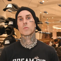  Travis Barker Impacta al Mundo con su Nueva Herida en Pleno Escenario