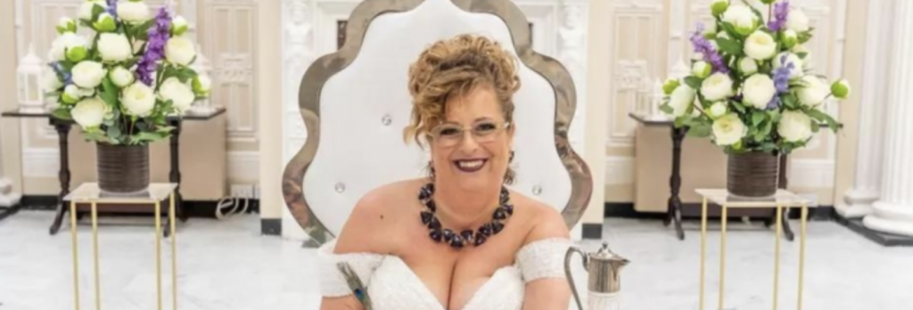 Mujer se casa consigo misma después de 20 años de ahorro para la boda de sus sueños
