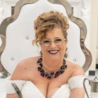 Mujer se casa consigo misma después de 20 años de ahorro para la boda de sus sueños