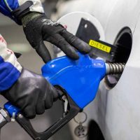 Expertos anticipan una posible disminución de $30 por litro en bencina