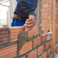 Esto no es minecraft: albañiles construyen pieza pero olvidan la puerta