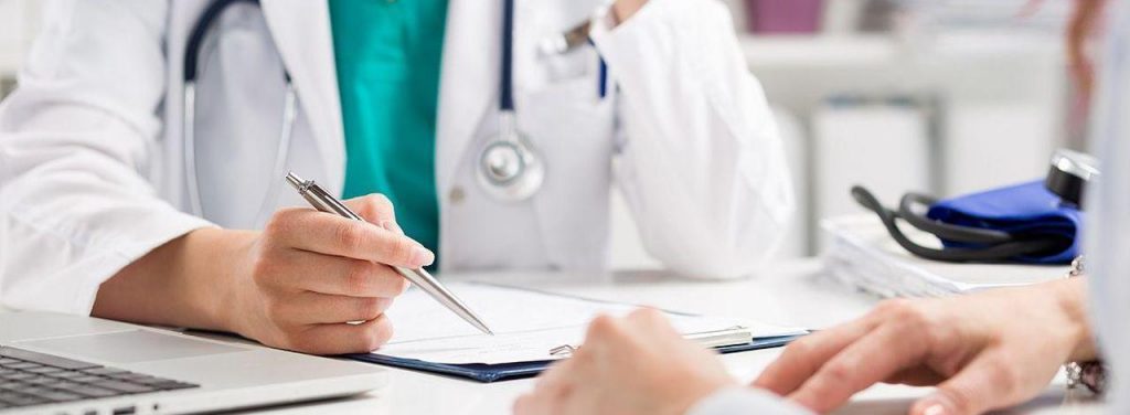 ¡Falso Doctor en TikTok! Influencer Arrestado por Engañar a 300 Mil personas