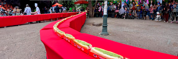 Youtuber español quedó fascinado con los completos chilenos
