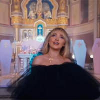 Sancionan a Pastor por Permitir Grabación de Video de Sabrina Carpenter en Iglesia Centenaria