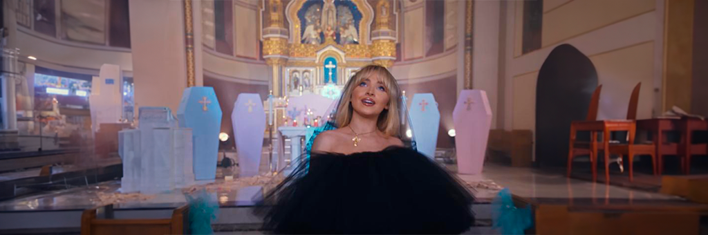 Sancionan a Pastor por Permitir Grabación de Video de Sabrina Carpenter en Iglesia Centenaria