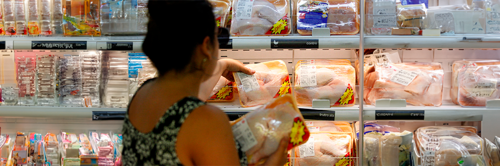 Compensación a clientes tras colusión en precios del pollo en supermercados