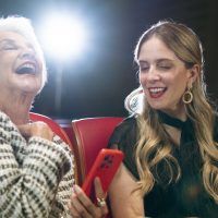 Educación financiera con Lita y Alison: Actrices encabezan campaña para potenciar cuenta digital de Santander