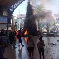 Protesta de comerciantes termina en fuego: Árbol de Navidad quemado en Estación Central
