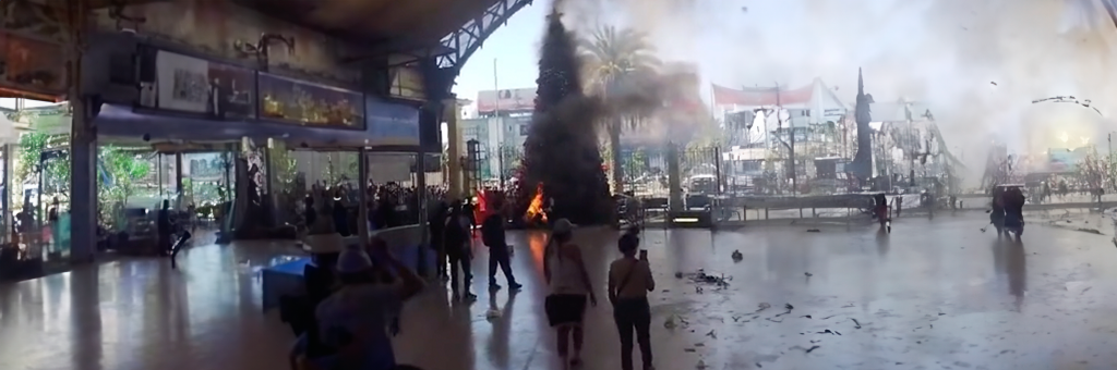 Protesta de comerciantes termina en fuego: Árbol de Navidad quemado en Estación Central