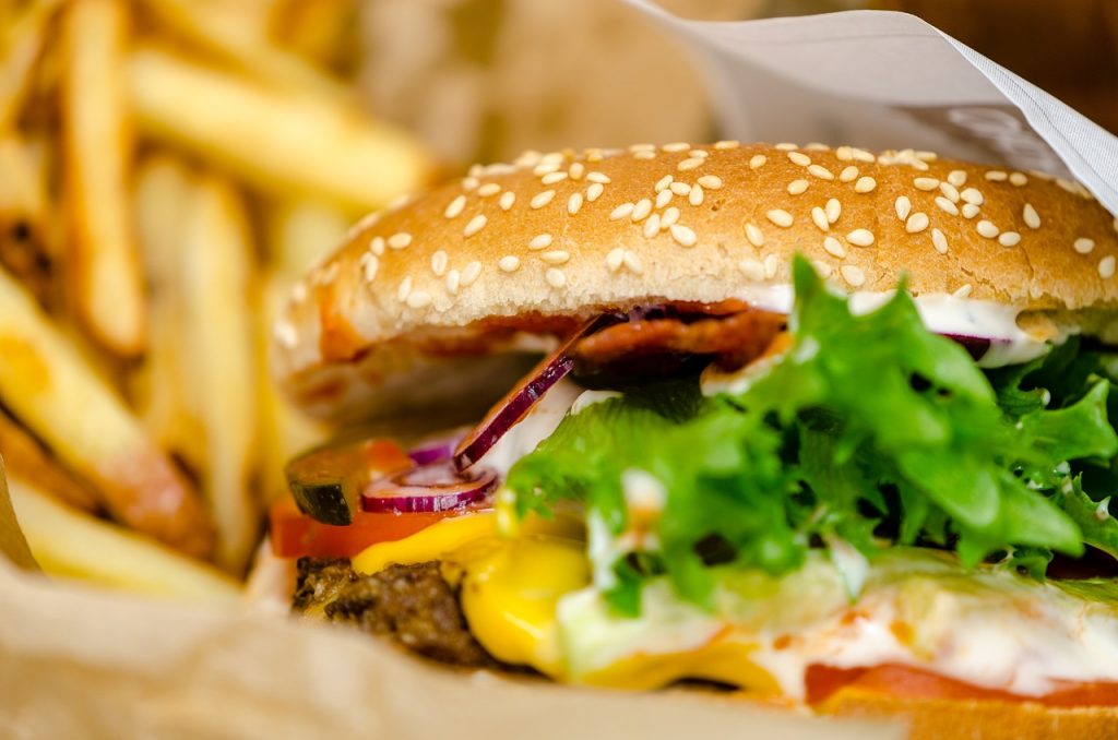 Románticos y glotones: Los delivery que más se pidieron en Chile fueron hamburguesas y flores
