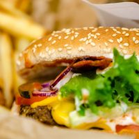 Románticos y glotones: Los delivery que más se pidieron en Chile fueron hamburguesas y flores