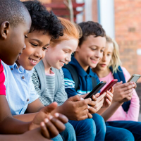 ¡Adiós a los celulares en las salas! Nueva Zelanda da un giro en la educación