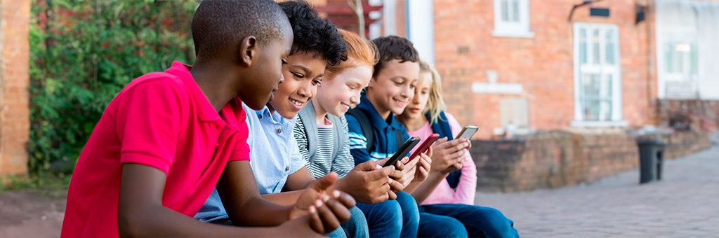 ¡Adiós a los celulares en las salas! Nueva Zelanda da un giro en la educación