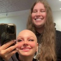 Este si es amor verdadero: Hombre deja crecer su cabello para su novia con alopecia