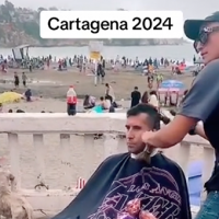 Chamba es chamba: Barbería se instala en plena playa de Cartagena