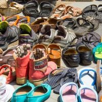 ¿Te gusta sacártelos? Estos son los beneficios de quitarse los zapatos antes de entrar a casa