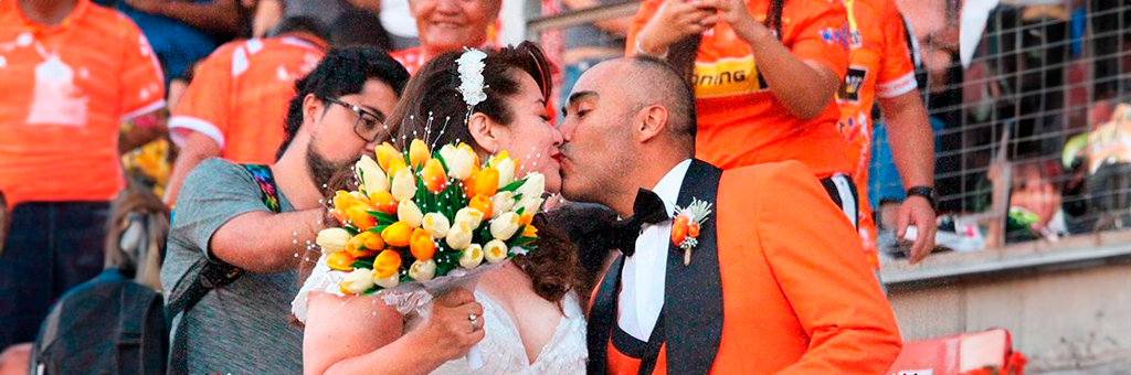 ¡Este si es amor! Recién casados fueron a ver el retorno de Cobreloa