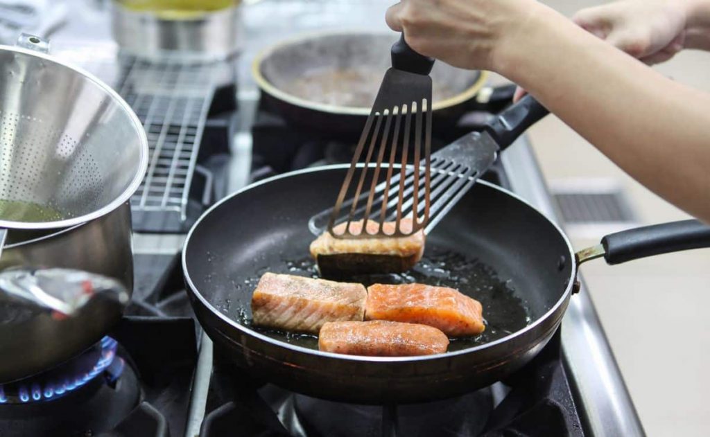 ¡Despegando misterios! Experto revela por qué la comida se aferra al sartén y da trucos para liberarla sin dramas