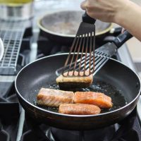 ¡Despegando misterios! Experto revela por qué la comida se aferra al sartén y da trucos para liberarla sin dramas