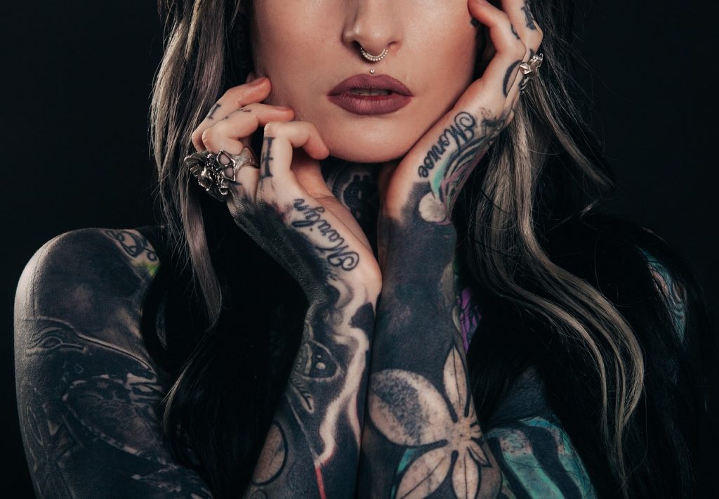 No encuentra chamba por ser adicta a los tatuajes: “lo que me gusta me lo pongo en la cara”