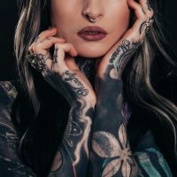 No encuentra chamba por ser adicta a los tatuajes: "lo que me gusta me lo pongo en la cara"