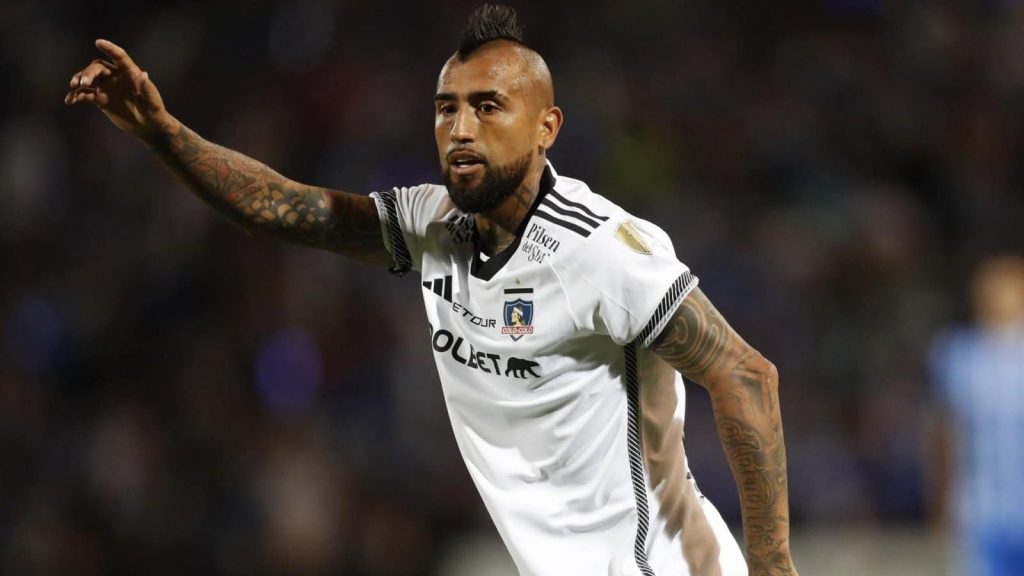Arturo Vidal se une al equipo de apoderados en el primer día de clases de sus hijos