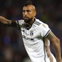 Arturo Vidal se une al equipo de apoderados en el primer día de clases de sus hijos