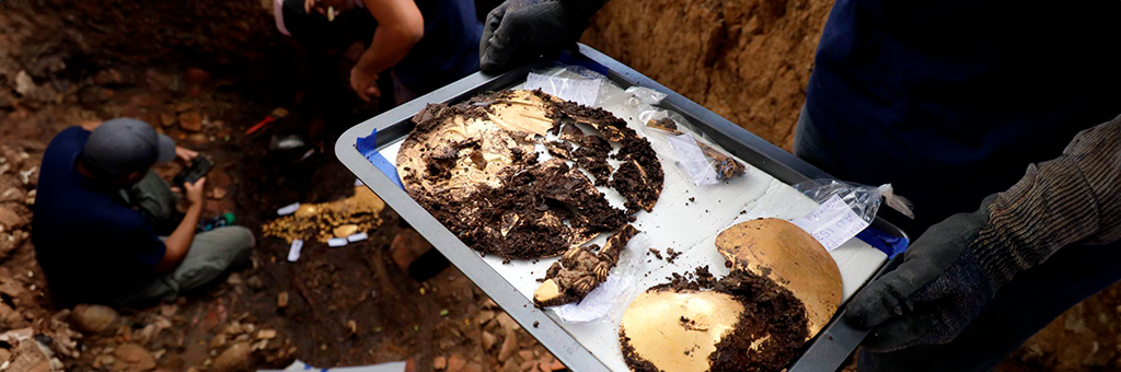 ¡Mírate esta! Encuentran tumba antigua repleta de oro y sacrificios humanos